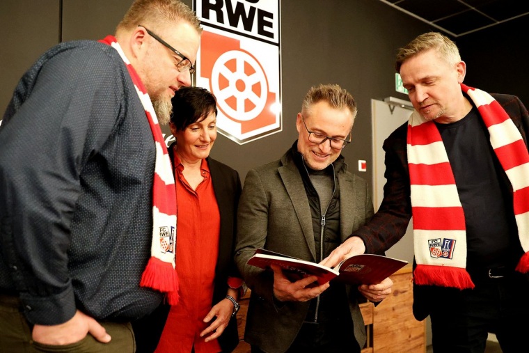 Fördermittelübergabe durch Staatssekretär König an RWE eV und Fanrat eV am 09.01.2026