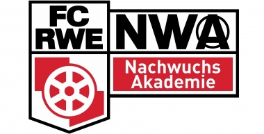Mitarbeiter*innen in der NachwuchsAkademie unterstützen den Verein